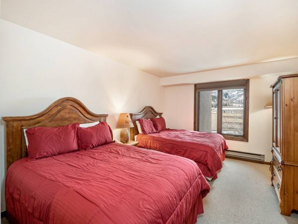 Beautiful Avon Condo with Mountain Views Walk to Lift