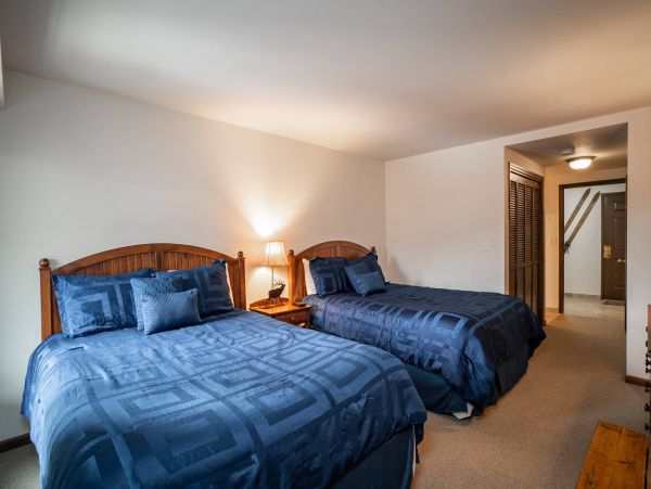 Beautiful Avon Condo with Mountain Views Walk to Lift