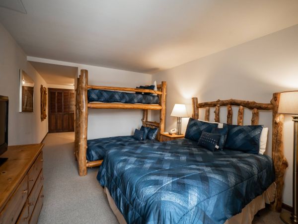 Beautiful Avon Condo with Mountain Views Walk to Lift