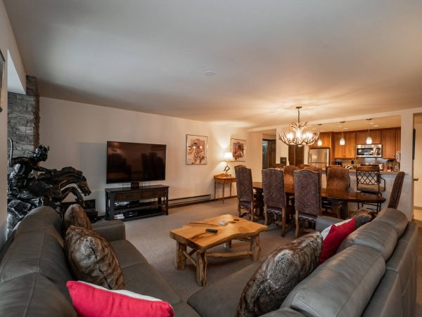 Beautiful Avon Condo with Mountain Views Walk to Lift