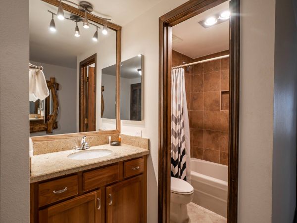 Beautiful Avon Condo with Mountain Views Walk to Lift