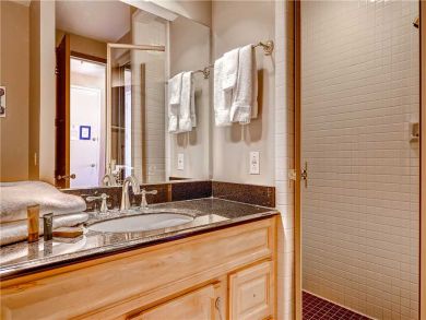 Alta Condo 884372