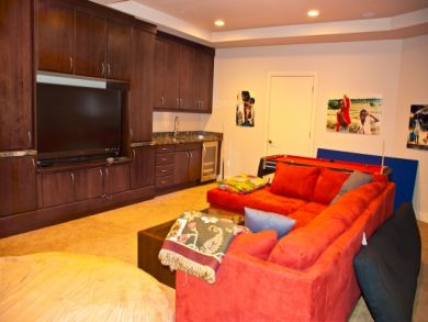Famili room with flat screen TV