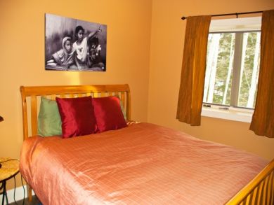 Queen bedroom 4
