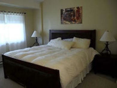 Master bedroom with queen bed Master bedroom with queen bed