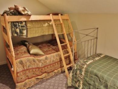 Twin bed & one set of bunk beds in bedroom 4 Twin bed & one set of bunk beds in bedroom 4