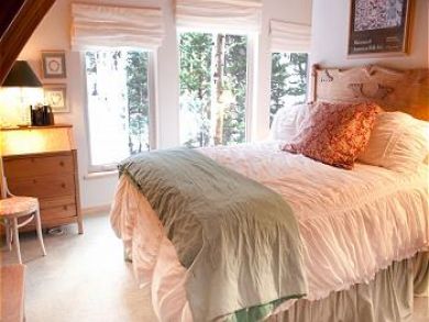 Master bedroom with queen bed Master bedroom with queen bed