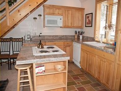 Fully equipped kitchen with breakfast bar
