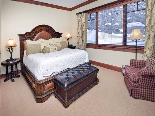 Luxury. Bachelors Gulch Ski in Ski Out Penthouse Sleeps 8
