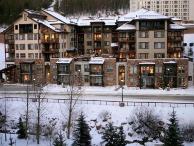Two Bedroom Condo Sleeps 8 - 2 Minutes Walk to Chairlift