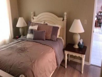 Master bedroom with queen bed Master bedroom with queen bed