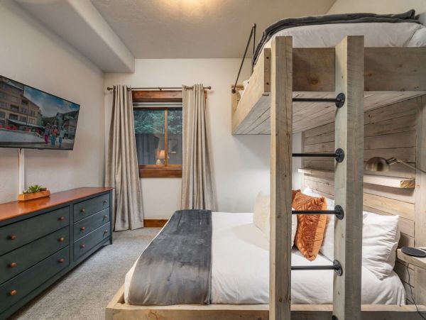 Winter Park Luxurious 4 Bedroom Townhome Hot Tub & Deck