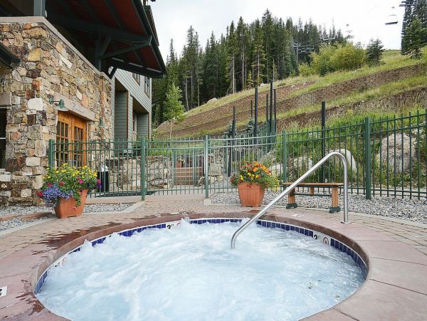 Ski In Ski Out 3 Bedroom Condo in Winter Park Sleeps 8