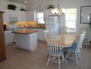 Kitchen & dining area