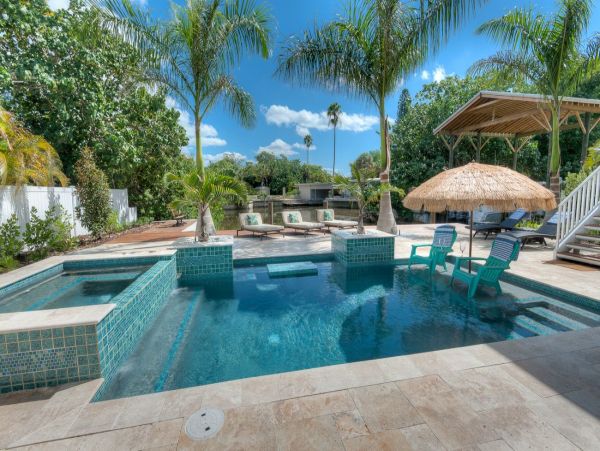 Canal front beauty with Pool
