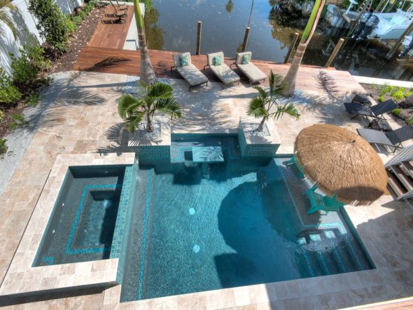 Canal front beauty with Pool