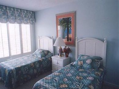 Bedroom 2 with twin beds Bedroom 2 with twin beds