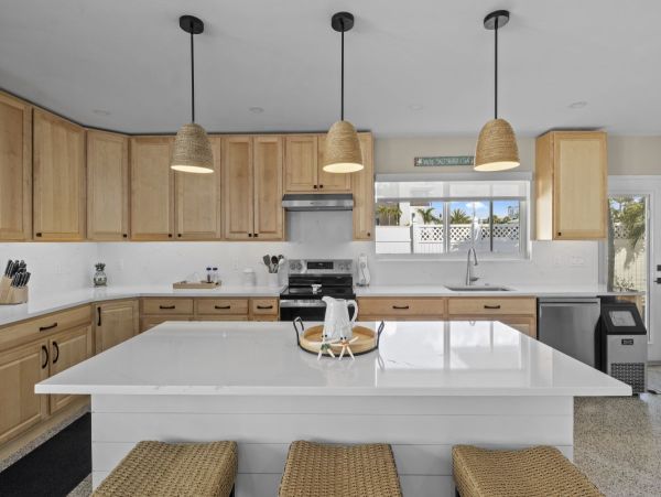 Anna Maria Island Vacation Rental - Beach Cottage Near Pine Avenue