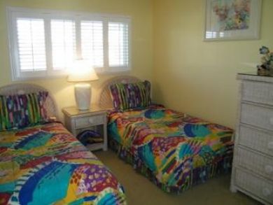 Bedroom 2 with twin beds