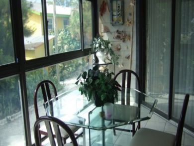 Holmes Beach Spacious Two Bedroom Condo Close to Beach