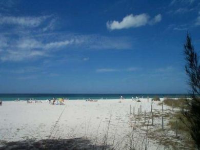Stunning Town House Three Bedrooms Steps to the Beach