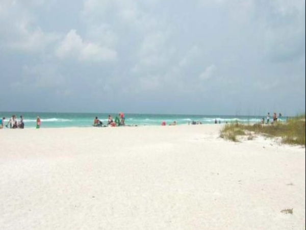 Gorgeous 2 Bedroom Townhouse only a 1/4 Block to The Beach