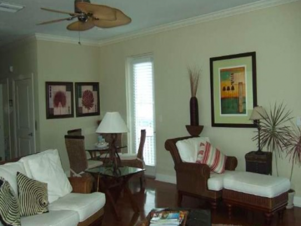 Gorgeous 2 Bedroom Townhouse only a 1/4 Block to The Beach