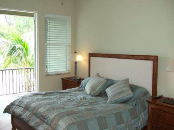 Gorgeous 2 Bedroom Townhouse only a 1/4 Block to The Beach