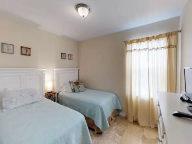 Guest bedroom with twin beds
