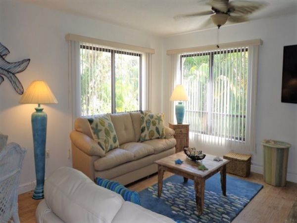 Beautiful Vacation Condo Short Walk to Beach with Pool