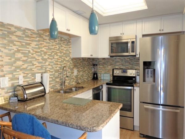 Beautiful Vacation Condo Short Walk to Beach with Pool