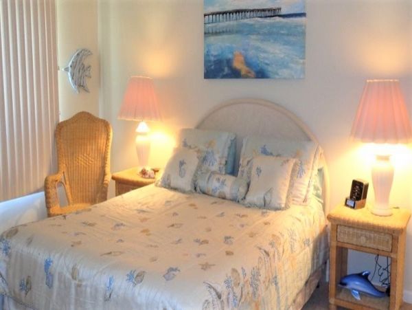 Beautiful Vacation Condo Short Walk to Beach with Pool