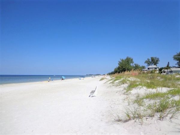 Beautiful Vacation Condo Short Walk to Beach with Pool