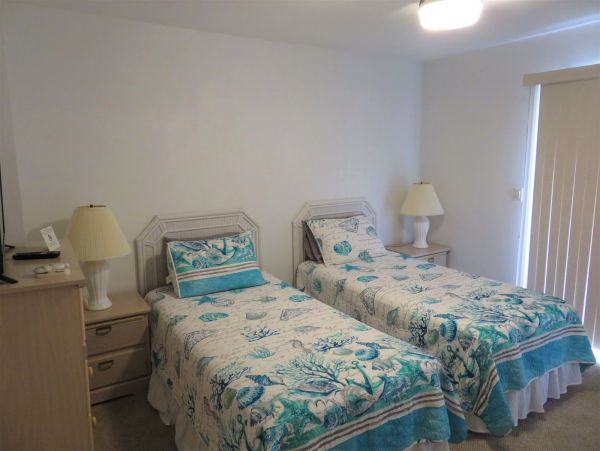 Beautiful Vacation Condo Short Walk to Beach with Pool