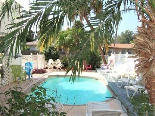 Beautiful Vacation Condo Short Walk to Beach with Pool