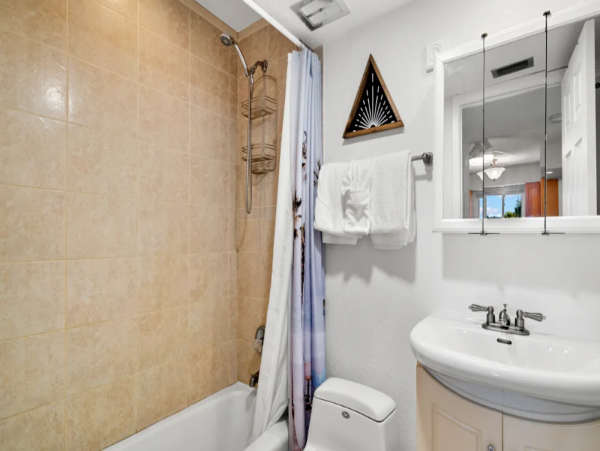 Lovely Condo with 1 Bedroom Short Walk to Beach