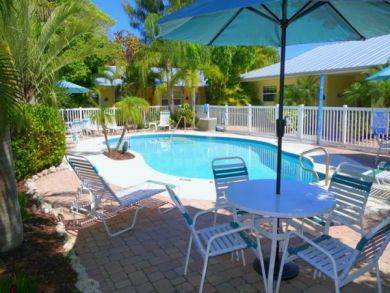 Outdoor Dining & Lounging Area