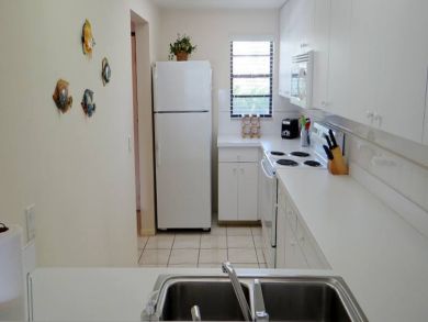 Fully equipped kitchen with breakfast bar Fully equipped kitchen with breakfast bar