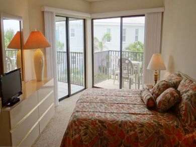 Master bedroom with queen bed Master bedroom with queen bed