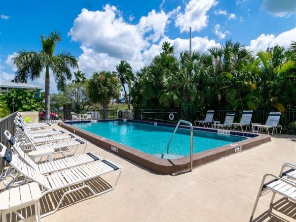 Two Bedroom Charming Coastal Vacation Rental in Bradenton Beach