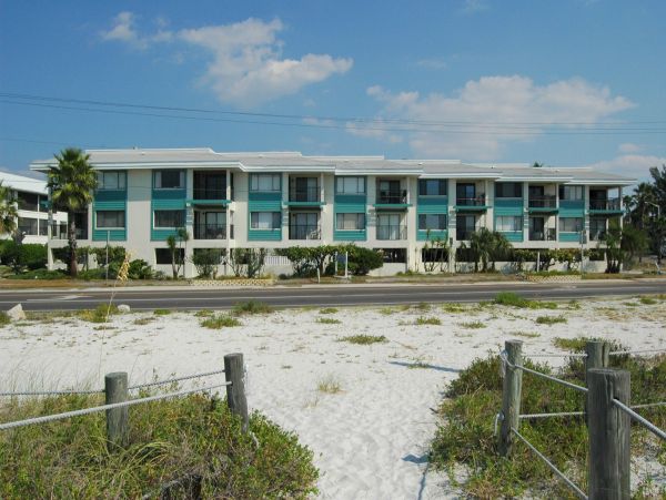 Two Bedroom Charming Coastal Vacation Rental in Bradenton Beach