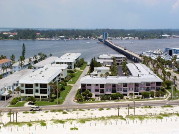 Two Bedroom Charming Coastal Vacation Rental in Bradenton Beach