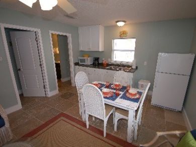 Kitchenette & dining area
