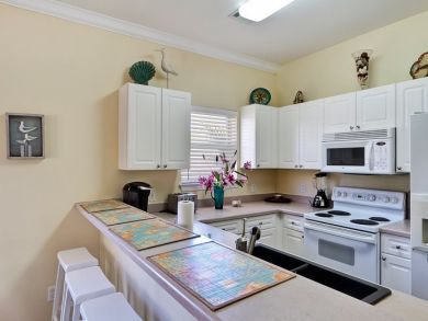 Fully equipped kitchen with breakfast bar