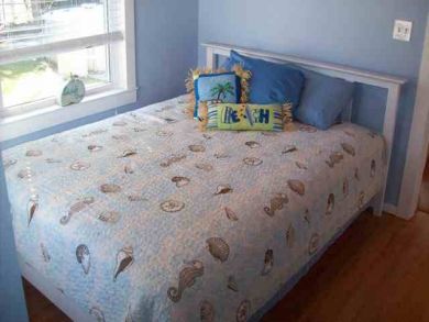Guest bedroom -queen bed