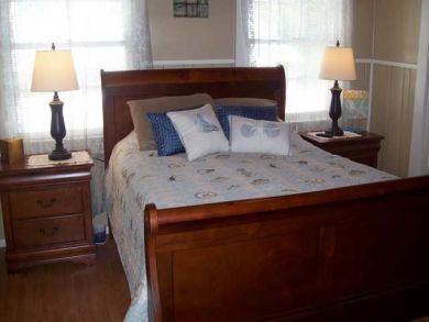 Master bedroom - queen bed