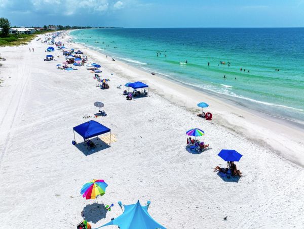 Lovely Vacation Getaway with 2 Bedrooms Close to Beach