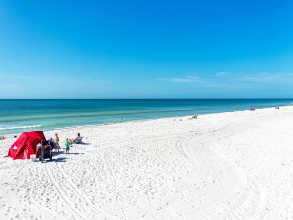 Lovely Vacation Getaway with 2 Bedrooms Close to Beach