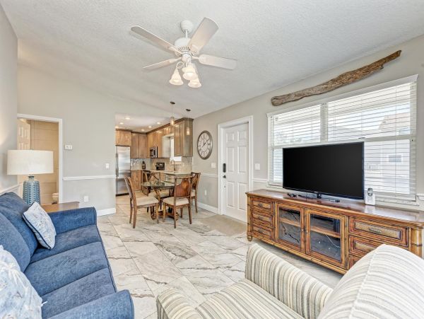 Lovely Vacation Getaway with 2 Bedrooms Close to Beach