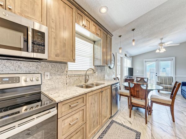 Lovely Vacation Getaway with 2 Bedrooms Close to Beach